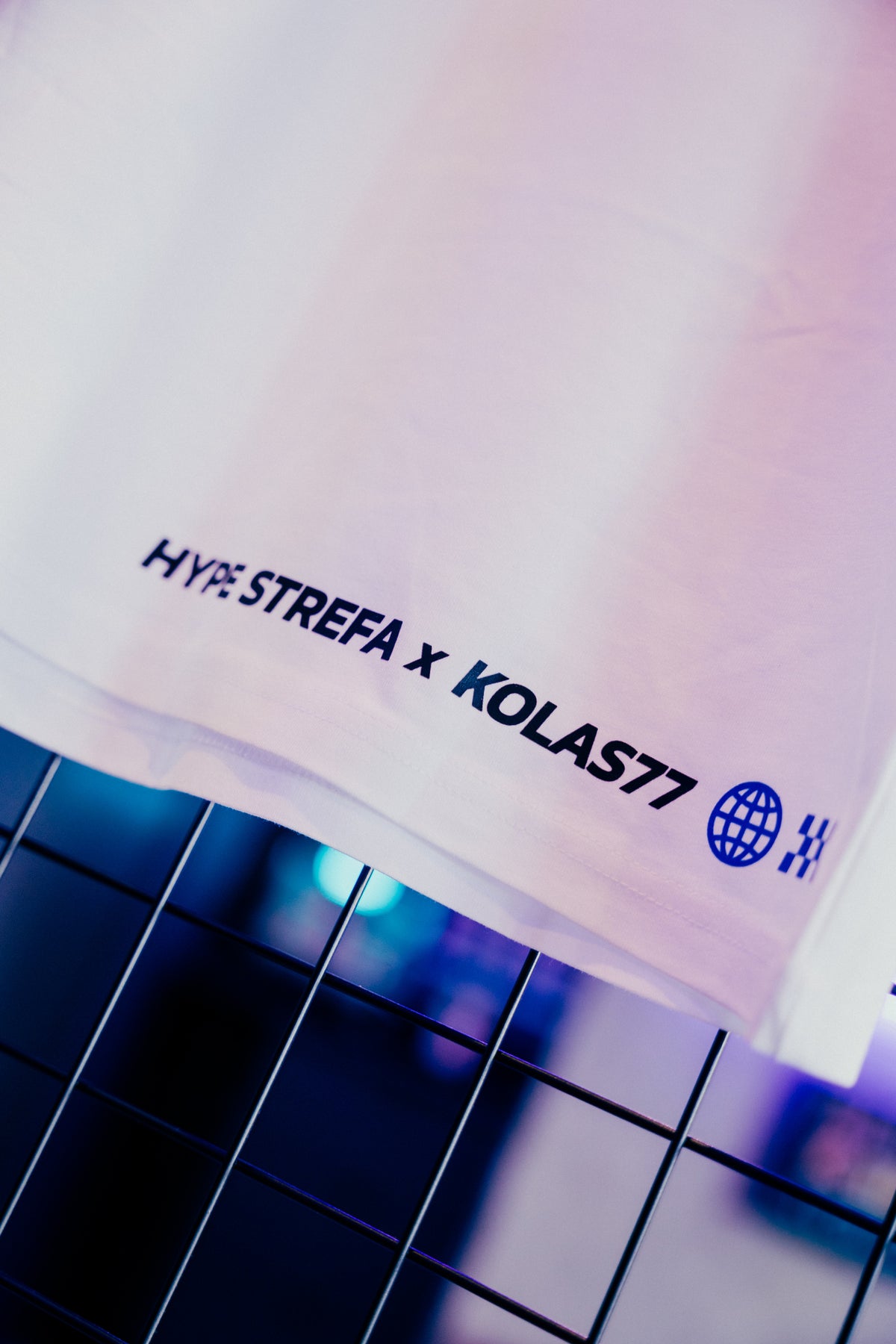 T-shirt Hype Strefa x Kolas77 biały