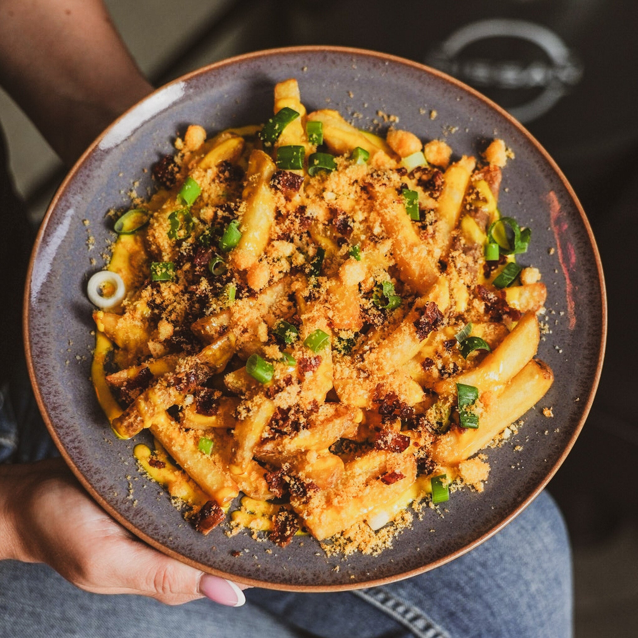 Frytki z sosem serowym